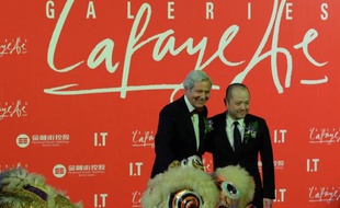 Les Galeries Lafayette ont inauguré avec faste vendredi à Pékin leur cinquième magasin hors de France, avec l'ambition d'en faire une vitrine de "l'art de vivre à la française" sur un marché chinois de la mode en plein essor.