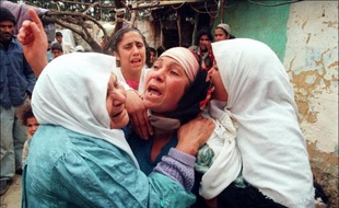 Des habitantes de Baba Ali dans la région de Mitidja après un massacre commis le 24 janvier 1997