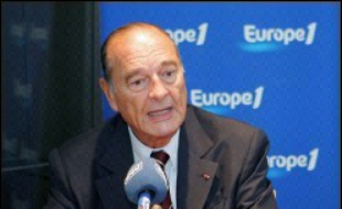 Le président Jacques Chirac a proposé, lundi sur Europe 1, que "les Six renoncent à saisir le Conseil de sécurité" dans le bras de fer sur le nucléaire iranien et que "l'Iran renonce à l'enrichissement de l'uranium" pour permettre la négociation.