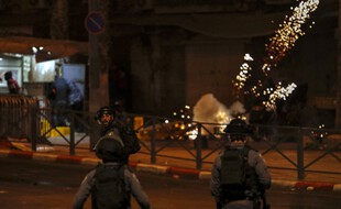 Des affrontements ont éclaté entre les forces policières israéliennes et des manifestants palestiniens à Jérusalem, le 22 avril 2021.