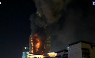 Capture d'écran, un énorme incendie fait rage jeudi dans un hôtel de luxe de Dubaï, près de la plus haute tour du monde, Burj Khalifa