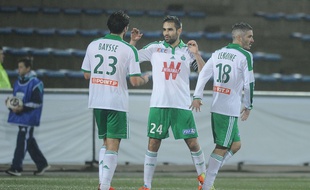 Loïc Perrin, ici entre Paul Baysse et Fabien Lemoine, n'est pas certain de rester à l'ASSE durant ce mercato hivernal. AFP PHOTO / JEAN-SEBASTIEN EVRARD