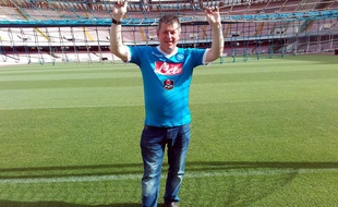 John Gray dans les mailles du filet, au stade San Paolo de Naples.