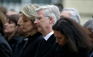 Le roi des Belges Philippe (c), la reine Mathilde (g) et la présidente du Sénat belge Christine Defraigne, au Palais de la Nation à Bruxelles, le 24 mars 2016