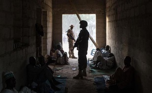 Des soldats nigérians montent la garde près de Maiduguri le 25 mars 2015