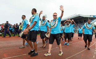 Ben Ryan et les rugbymen fidjiens, champions olympiques, célébrés à leur retour à Suva, le 22 août 2016.