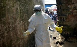 Un membre de la Croix-Rouge, en combinaison de protection, lors de l'épidémie du virus Ebola, le 5 janvier 2015 à Monrovia, au Liberia