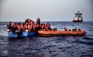 Ilustration d'un bateau de migrants
