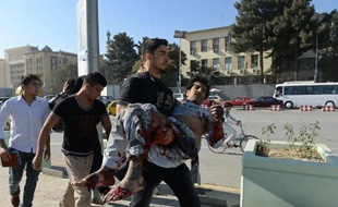 Un blessé évacué après un attentat suicide, le 16 septembre 2014 à Kaboul, en Afghanistan