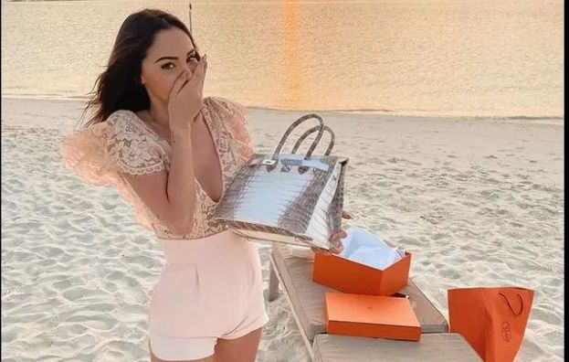 Le sac main de Nabilla en peau de croco indigne les internautes