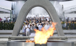 Des Japonais prient devant le mémorial d'Hiroshima, le 6 août 2017.