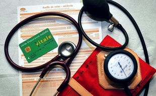 Pour enrayer la hausse des dépassements d'honoraires des médecins, l'assurance-maladie propose une procédure de sanctions en cas d'abus, selon les orientations transmises à l'AFP et débattues jeudi dans la perspective de la prochaine négociation sur le sujet.