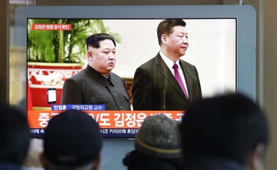 Des images de la rencontre Kim/Xi à Pékin sont diffusées à la télévision sud-coréenne, le 8 janvier 2019.
