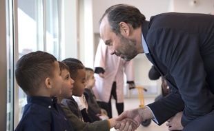 Edouard Philippe saluant un enfant lors de l'inauguration d'une école à Marseille