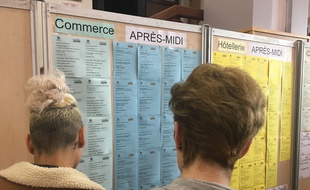 Des personnes recherchent un job d'été, lors d'un salon à la Grande-Motte (Illustration).
