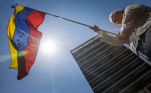 Une cinquantaine de pays considèrent comme « illégitime » le deuxième mandat du président vénézuélien Nicolas Maduro, investi le 10 janvier, estimant que son élection, boycottée par l’opposition, n’a pas été transparente.