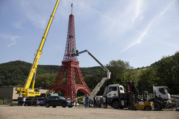 Vue du chantier avec une grue, une nacelle élévatrice et un camion. Une copie de la tour Eiffel est en construction en Alsace depuis huit ans.