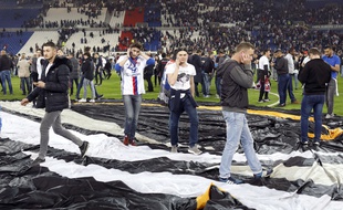 Des centaines de supporters de l'OL se sont réfugiés sur la pelouse, retardant le match des Lyonnais face au Besiktas de 45 min, ce jeudi 13 avril 2017.