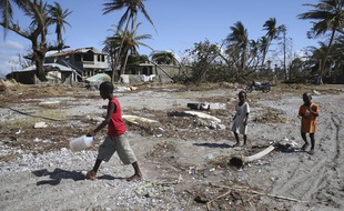 Après le passage de l’ouragan Matthew, qui a frappé Haïti et a pour l’heure coûté la vie à près de 900 personnes, la priorité est de fournir une prise en charge médicale et le matériel de première nécessité à la population.