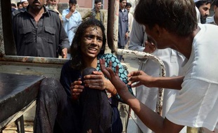 Un double attentat suicide commis devant une église à la sortie de la messe a fait au moins 78 morts dimanche au Pakistan, l'attaque la plus sanglante jamais menée contre la minorité chrétienne dans ce pays, selon les autorités locales.