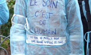Lyon, le 6 février 2018. Les personnels paramédicaux des urgences de l'hôpital Edouard-Herriot et de Lyon sud, en grève, manifestent devant le siège des HCL pour réclamer davantage de moyens humains pour accueillir les patients dignement.
