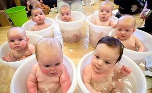 Sept bébés sont «refroidis» après avoir été massés pendant un cours destiné aux jeunes mamans à IJmuiden, Pays-Bas, le 24 mars 2009. Cette expérience reproduisant les conditions intra-utérines aide les enfants à apprécier ensuite la chaleur et le confort.