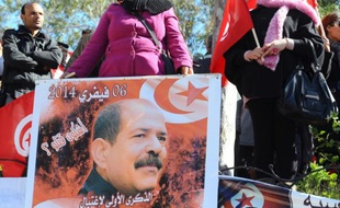 Un portrait de l'opposant assassiné Chokri Belaid est déployé au cimetière de la banlieue de Tunis où il est enterré, le 8 février 2014