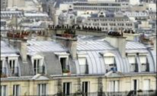 Un début d'incendie, provoqué par l'homme qui a ensuite poignardé à mort une voisine et blessé son mari avant de se suicider, serait à l'origine du drame survenu samedi soir dans un immeuble à Paris (XIVe), a-t-on appris lundi de source proche du dossier et auprès de la famille de la victime.