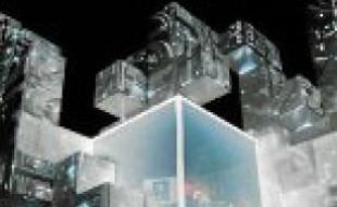 Amon Tobin est perché dans un cube.