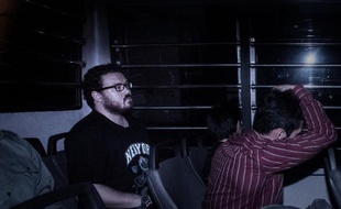 Le trader britannique Rurik Jutting (g), accusé du meurtre de deux jeunes Indonésiennes, dans le fourgon pénitentiaire qui le mène au tribunal à Hong Kong, le 24 novembre 2014