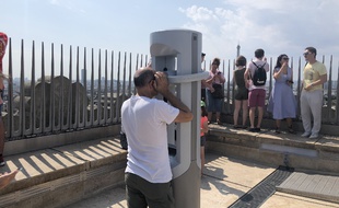 Les visiteurs découvrent peu à peu le casque de réalité virtuelle sur la terrasse de l'Arc de Triomphe