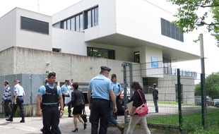 Les parents des victimes devant le collège Aragon de Villefontaine, où se sont rendues les ministres de la Justice et de l'Education nationale le 4 mai 2015.