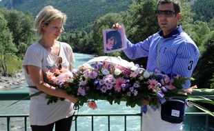 Les parents d'Anissa Houas rendent hommage à leur fille sur un pont enjambant la Durance le 1er août 2011