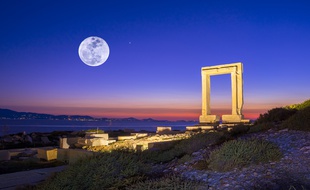 La porte du temple d'Apollon à Naxos, en Grèce.