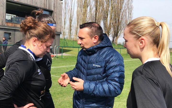 Christophe Simpere, président fondateur de l'OMCA, au milieu des joueuses de ce club de Cambrai.