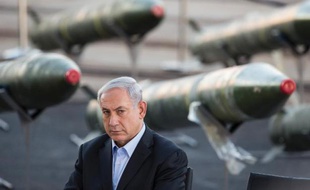 Le Premier ministre israélien Benjamin Netanyahu parle à la presse dans le port d'Eilat (sud), le 10 mars 2014, devant des armes saisies par un commando israélien