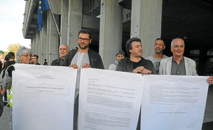 Les opposants ont imprimé en grand le compte-rendu municipal de la discorde.