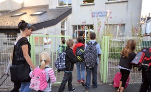 Des enfants entrent à l'école Notre-Dame de la Sagesse à Nantes.