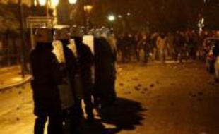 Les violences entre policiers et manifestants de poursuivaient dimanche dans les principales villes grecques au lendemain de la mort d'un adolescent de 15 ans tué par un policier lors d'un incident à Athènes.