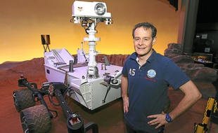 Sylvestre Maurice à la Cité de l'Espace qui abrite un Rover grandeur nature.