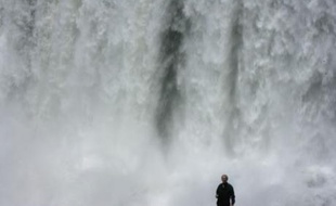 Le photographe Yann Arthus-Bertrand au pied des chutes d’Iguazu, en Argentine.