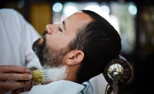 Homme chez le barbier (illustration).