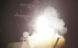 Le destroyer USS Stout lance un missile Tomahawk, le 19 mars 2011.