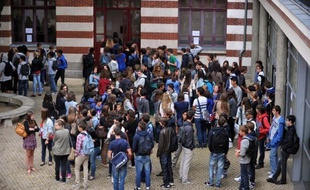 Des parents d'élèves ont pris mardi la défense d'un enseignant de Charente, suspendu après avoir demandé à des collégiens de 3e une rédaction sur une mise en situation de suicide, en réclamant le "retour immédiat" d'un prof "apprécié" de ses élèves.