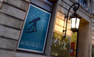 Une affiche promouvant les vins de Bordeaux placardée sur un bar à vin, le 19 décembre 2014 à Bordeaux