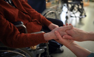 Actuellement, la France compte 330 000 aides-soignant(e)s.