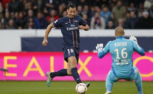 Zlatan Ibrahimovic face au gardien de Saint-Etienne Stéphane Ruffier.