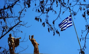 Plus de deux tiers des Grecs, y compris le ministre des Finances Yannis Stournaras, se préparent à une rude année 2013 pour cause de crise économique, selon un sondage et un entretien publiés dimanche par l'hebdomadaire To Vima.