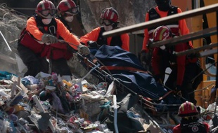 Un corps extrait des décombres le 20 avril 2016 à Manta