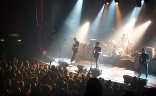 Le concert du groupe américain Eagles of Death Metal sur la scène du Bataclan, peu avant les attentats, le 13 novembre 2015 à Paris